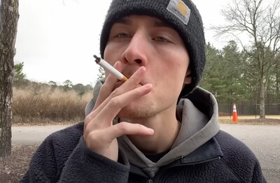 Лечение зависимости от табакокурения в Чапаевске Мужчина с сигаретой делает затяжку