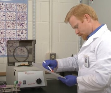 Клиника лечения наркозависимости в Чапаевске Врач в кабинете клиники