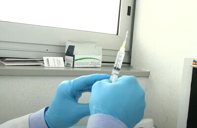 Проведение кодирования Вивитролом в Чапаевске Шприц с Вивитролом в руках у врача